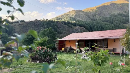 A Private Guest House in a secluded area by the river, surrounded by mountains. Отели рядом с достопримечательностью «Гергетская церковь»