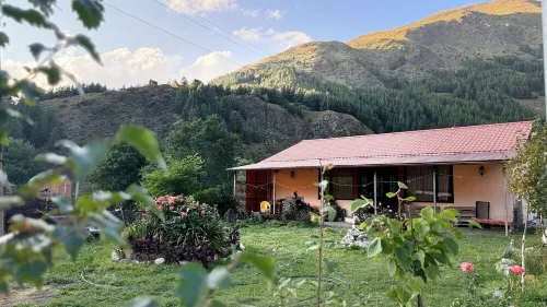 A Private Guest House in a secluded area by the river, surrounded by mountains. Hotels in Kazbegi