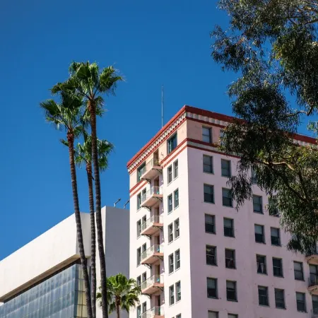 Chic Condo w Parking, AC and Steps to Beach and Convention Center