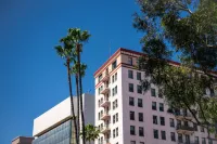 Chic Condo w Parking, AC and Steps to Beach and Convention Center