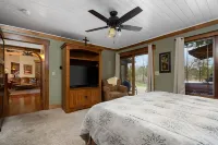 [Riverfront Lodge] ~ Downtown Bellaire ~ Private Dock Available ~ Walk to town! - 2-Star