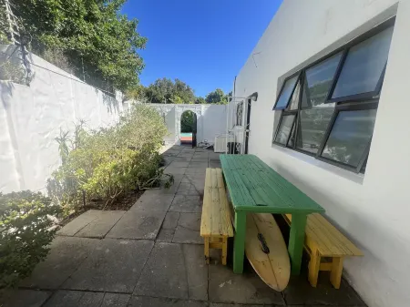 Family Home with pool, Sleeps 6 and Pet Friendly Отели рядом с достопримечательностью «Хаут-Бей»