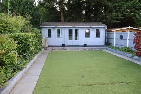 Modern cabin in residential area near 2 train stations with mainlines to London