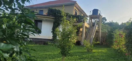 River-side eden in Bujjowali, jinja with River view, near town and pet friendly