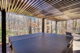 Tranquil 1-bed apt sleeps 4 overlooking Indian Creek Gorge w/ WiFi, AC & hot tub