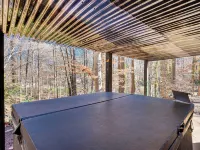 Tranquil 1-bed apt sleeps 4 overlooking Indian Creek Gorge w/ WiFi, AC & hot tub Hotels in Mason