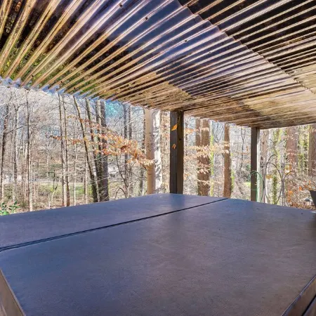 Tranquil 1-bed apt sleeps 4 overlooking Indian Creek Gorge w/ WiFi, AC & hot tub Отели в г. Линкольния