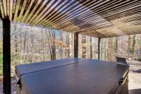 Tranquil 1-bed apt sleeps 4 overlooking Indian Creek Gorge w/ WiFi, AC & hot tub