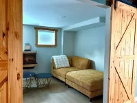 Red Powder House with Foosball Table. Downtown Rossland 5 min to Red Mountain Hotel a Rossland