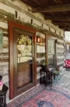 Historical and Spacious Shabby Cabin Retreat! Modern Amenities