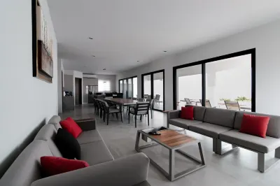 Water Front property for large families. With all the amenities you need. Hotels in 