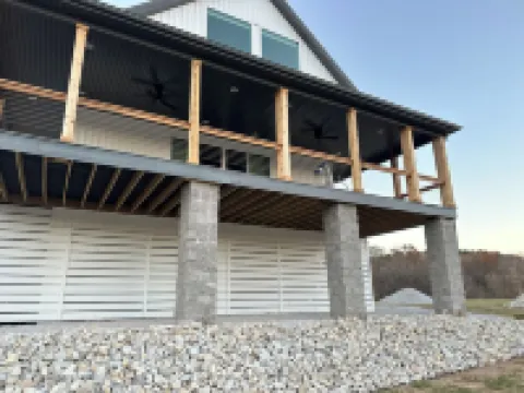 RIVERFRONT  NEW 4-bedroom house with WiFi and AC in Calico Rock Hotels in Izard County