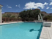 Cathedral Valley Inn - Pools