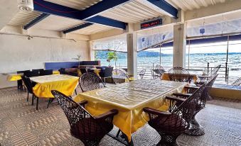 Mangos Beachfront Resort