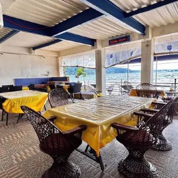 Mangos Beachfront Resort