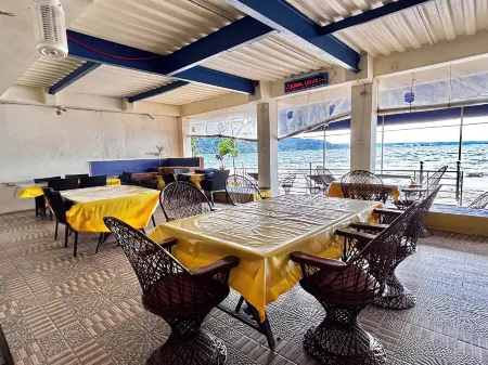 Mangos Beachfront Resort