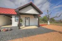 距主街六分鐘的現代小屋帶熱水浴缸