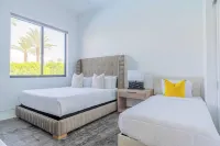 Luxury Retreat Pool, Putting Green + Pickleball Sleeps 17 Bravo Villa 8 by Avantstay