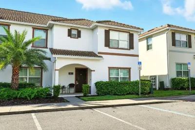 Minutes from Disney 5-bedroom townhome with pool and waterpark in Kissimmee Отели рядом с достопримечательностью «Old Town General Store»