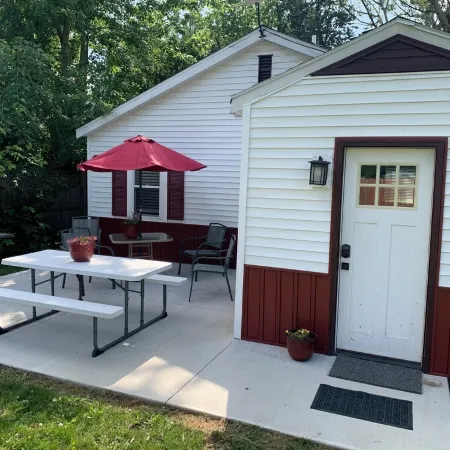 Cottage11: 2 Bedroom-3 Beds. Laundry, Sleeps 6. Park Right at Your Entry Door.