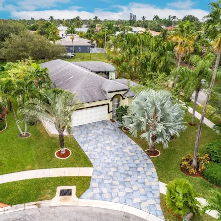 Tropical Oasis W/Heated Pool 2 miles to the  Beach