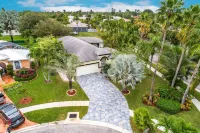 Tropical Oasis W/Heated Pool 2 miles to the  Beach