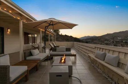 Disco House: The 70s Experience Отели рядом с достопримечательностью «Юкка Вэлли Элементари Скул»