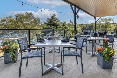 Best Western Plus Chocolate Lake Hotel