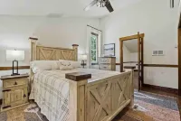 Peaceful cabin overlooking meadow with hot tub