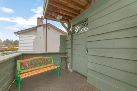 Hidden Oasis in Victoria, BC Отели рядом с достопримечательностью «Университет Капилано»