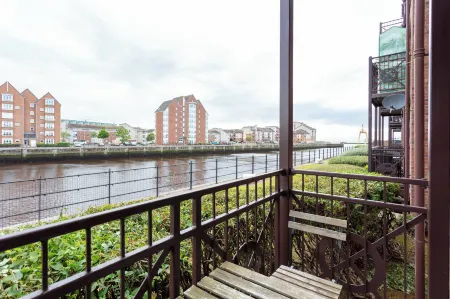 Harbour House - Donnini Apartments Отели рядом с достопримечательностью «Библиотека Форхилл Бранч»