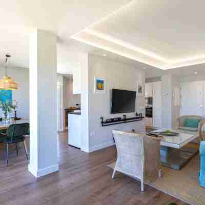 Great penthouse next to the beach. Elcano Terrace Rooms