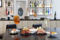 Holiday Inn GENOA CITY by IHG - bar