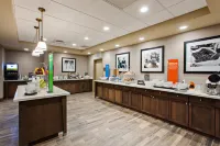 Hampton Inn & Suites Leavenworth - breakfast