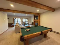 Spacious 5-bedroom house in a mountain hollow in Wintergreen Resort.