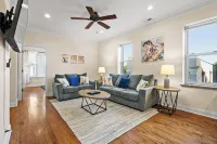 North Center Chicago - Walkable - Transit Accessible - King & Queen Beds - Apartments