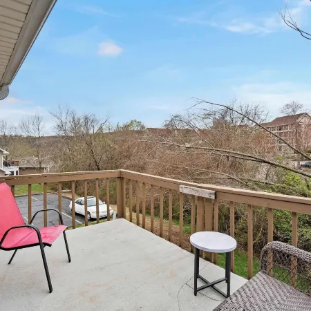 Branson Getaway - Condo for 6 in Epic Location!