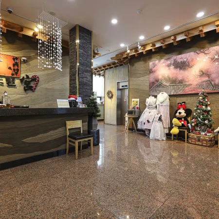 Jeonju Hanok Hotel Kung Отели рядом с достопримечательностью «Традиционный дом Хакиндан»