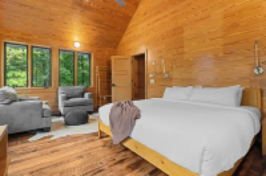 Secluded Cabin with Hot Tub, Heated Floors, Indoor and Outdoor Fireplaces
