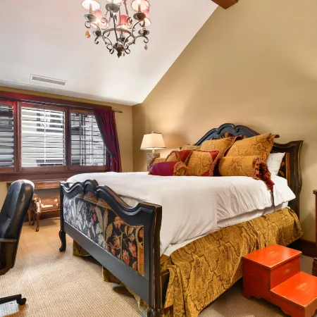 Stunning Deer Valley Home with Balcony, Walk to Hiking and Biking Trails, Mountain Views, Firepit