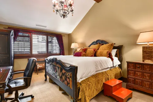 Stunning Deer Valley Home with Balcony, Walk to Hiking and Biking Trails, Mountain Views, Firepit