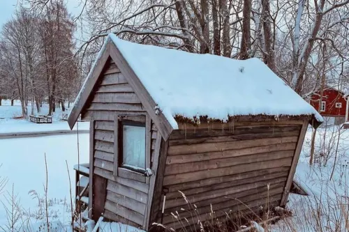Romantic Cabin Right on the Lake with Fire Place Hotels in Hedemora