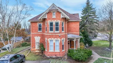 Beautiful Lakeside Heritage Home in BarrieBright and Spacious Stay