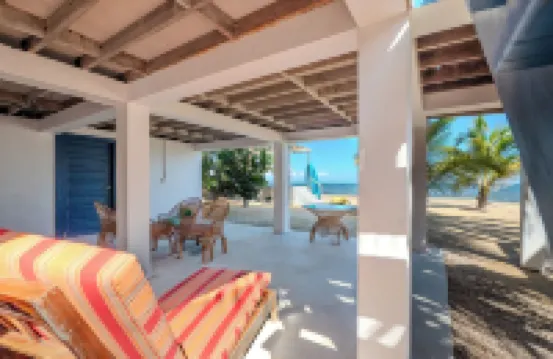 Entire Beach Villa, Pool, Snorkeling, Bikes, Paddleboards, BBQ & Window Porch