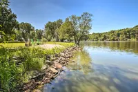 Family Home w/ Deck, Yard, Dock on Rock River - موقف سيارات