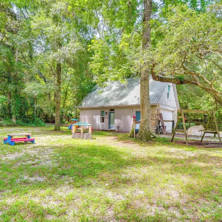 3 Mi to Silver Springs State Park: Cozy Getaway!
