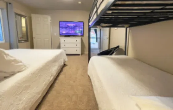 Family Time Basement Suite-Beauty Parlor, Play Room, Hot Tub, Yard, Fire Pit