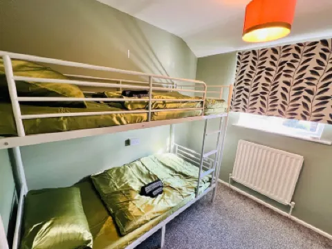 Modern Comfortable Two Bedrooms House DL5 With Garden Parking and Free Wifi Hoteles en 