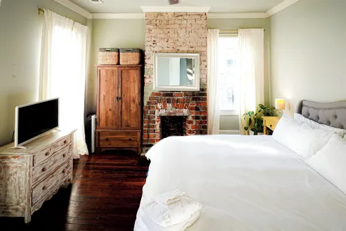 Historic Savannah Home with Private Hot Tub