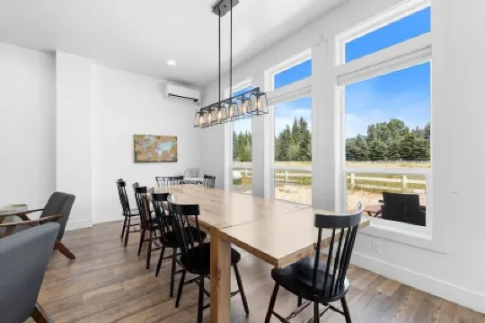 Three Primary Suites: Family and Dog Friendly